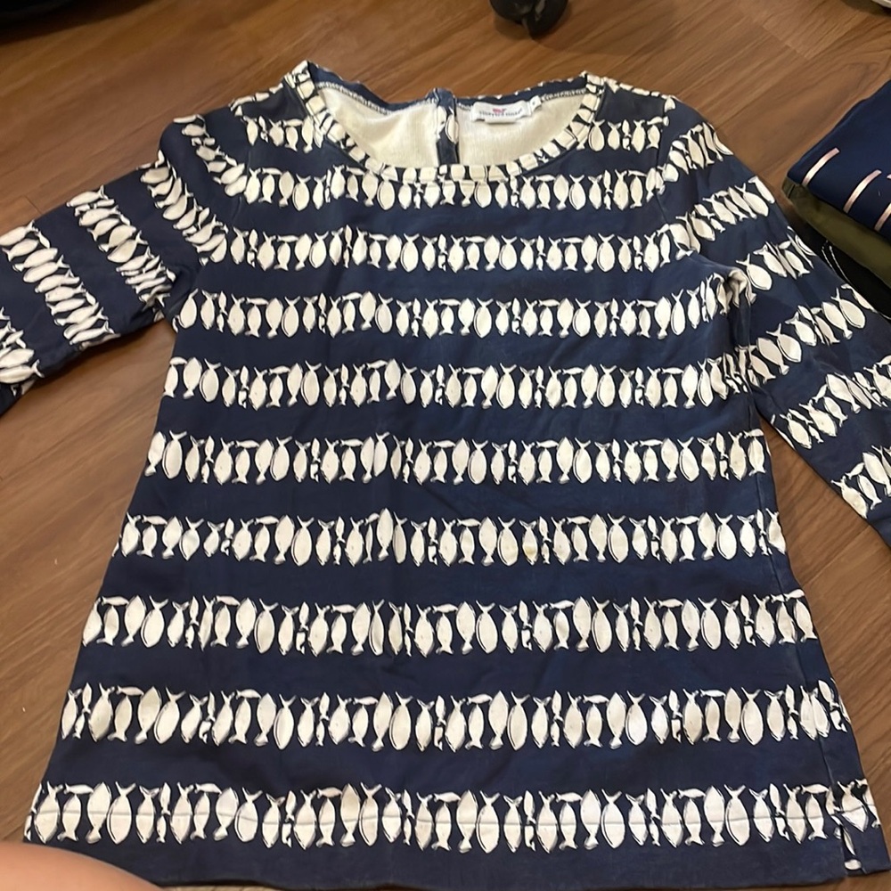 Vineyard vines white and blue shirt